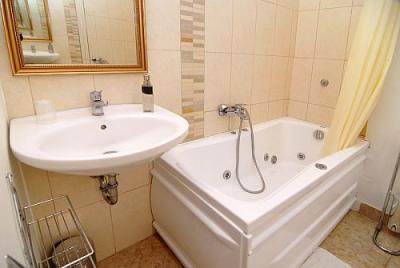 Jacuzzis fürdÅszoba a panoráma hotel apartmanjában eger belvárosában Tetőtéri nappali ötletek